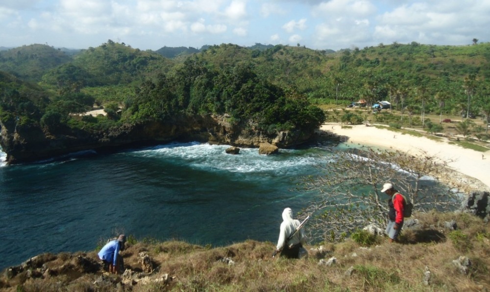 Pantai Batu Bengkung - Tempat Wisata di Malang
