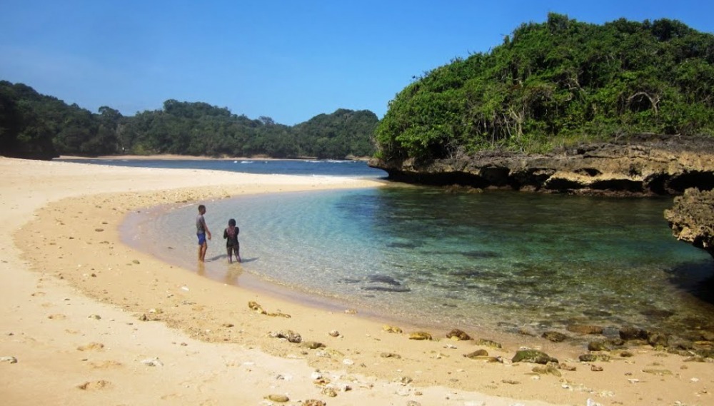 Pantai Kedung Celeng Malang