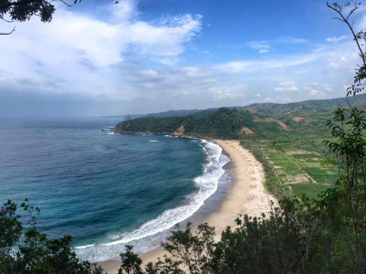 Bermain Pasir Putih