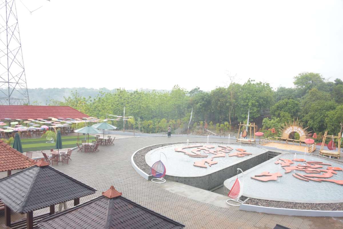 Bersantai Sambil Menikmati Pemandangan
