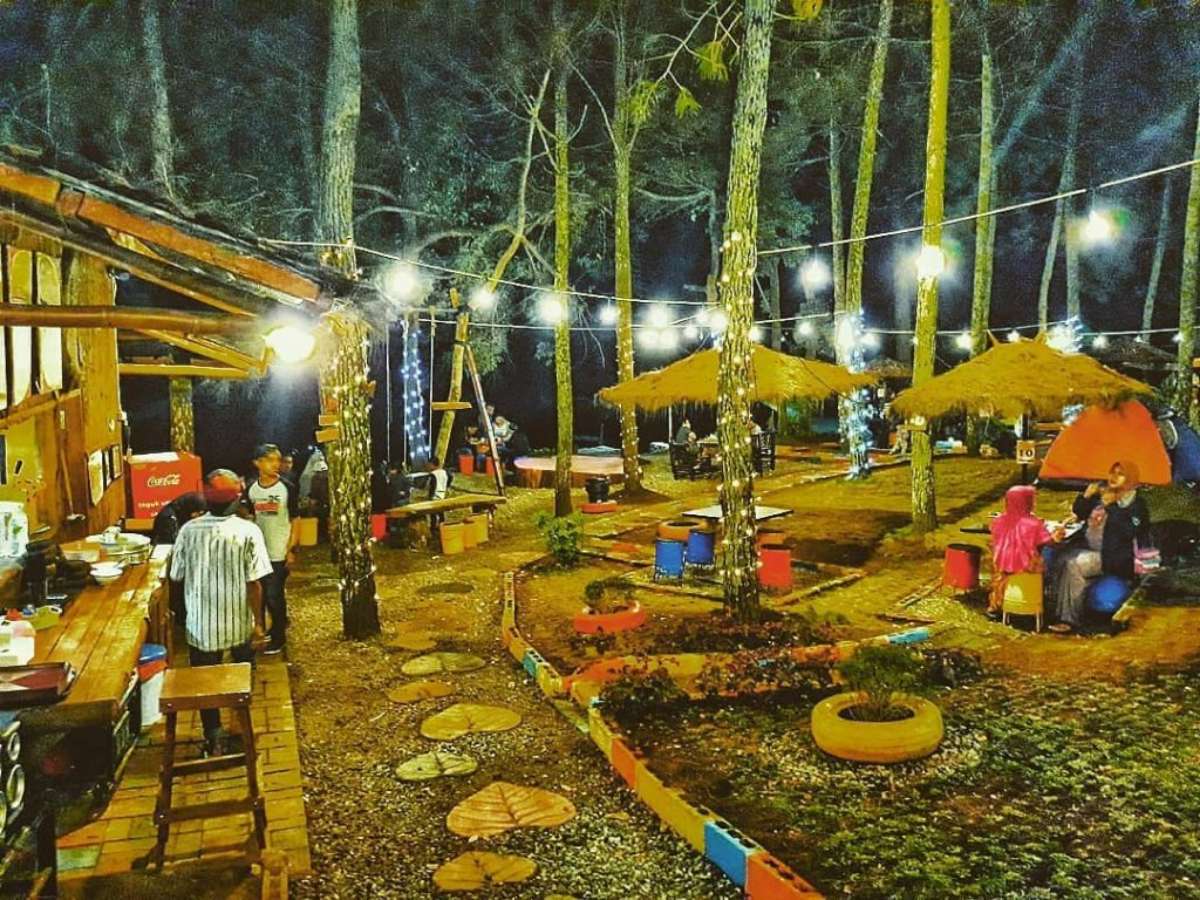 Cafe Taman Pinus