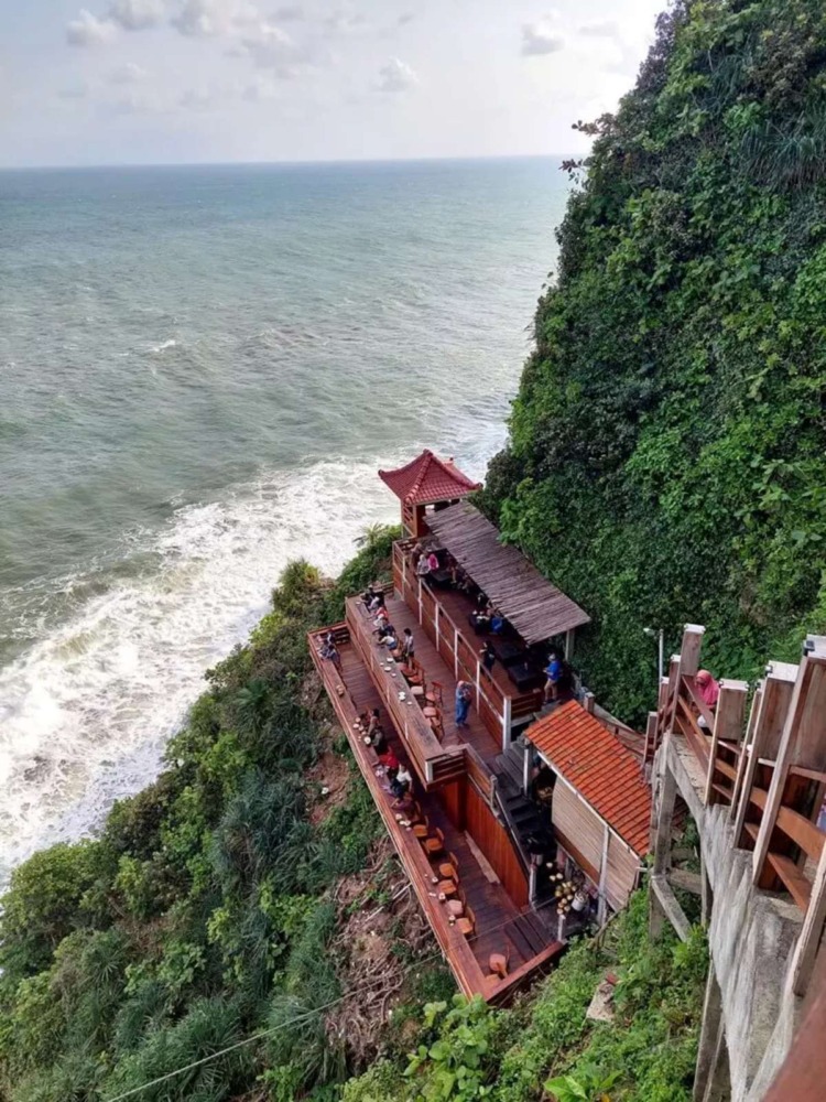 Kafe dengan Pemandangan Laut