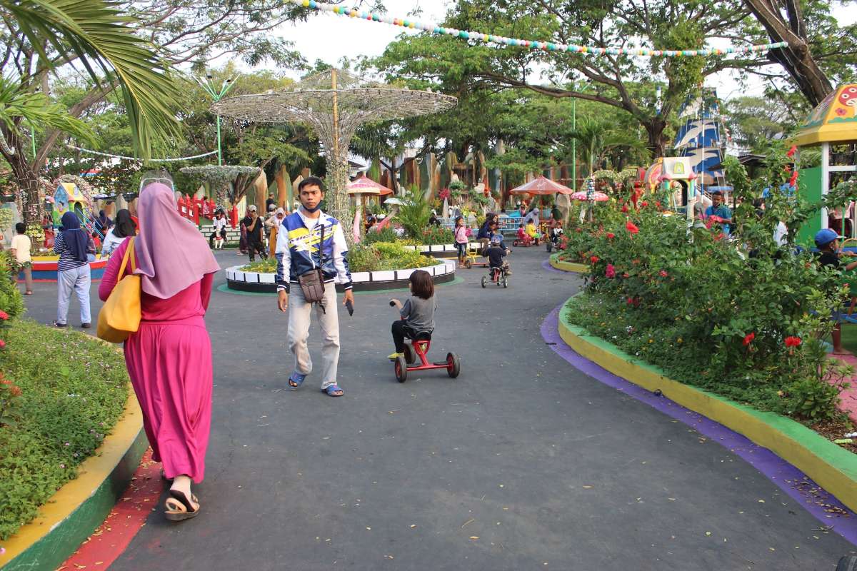 Lokasi dan Jam Buka Rainbow Lake Marakash