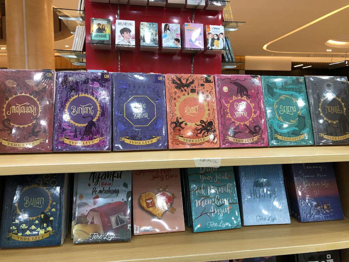 Membeli Buku Bacaan Favorit