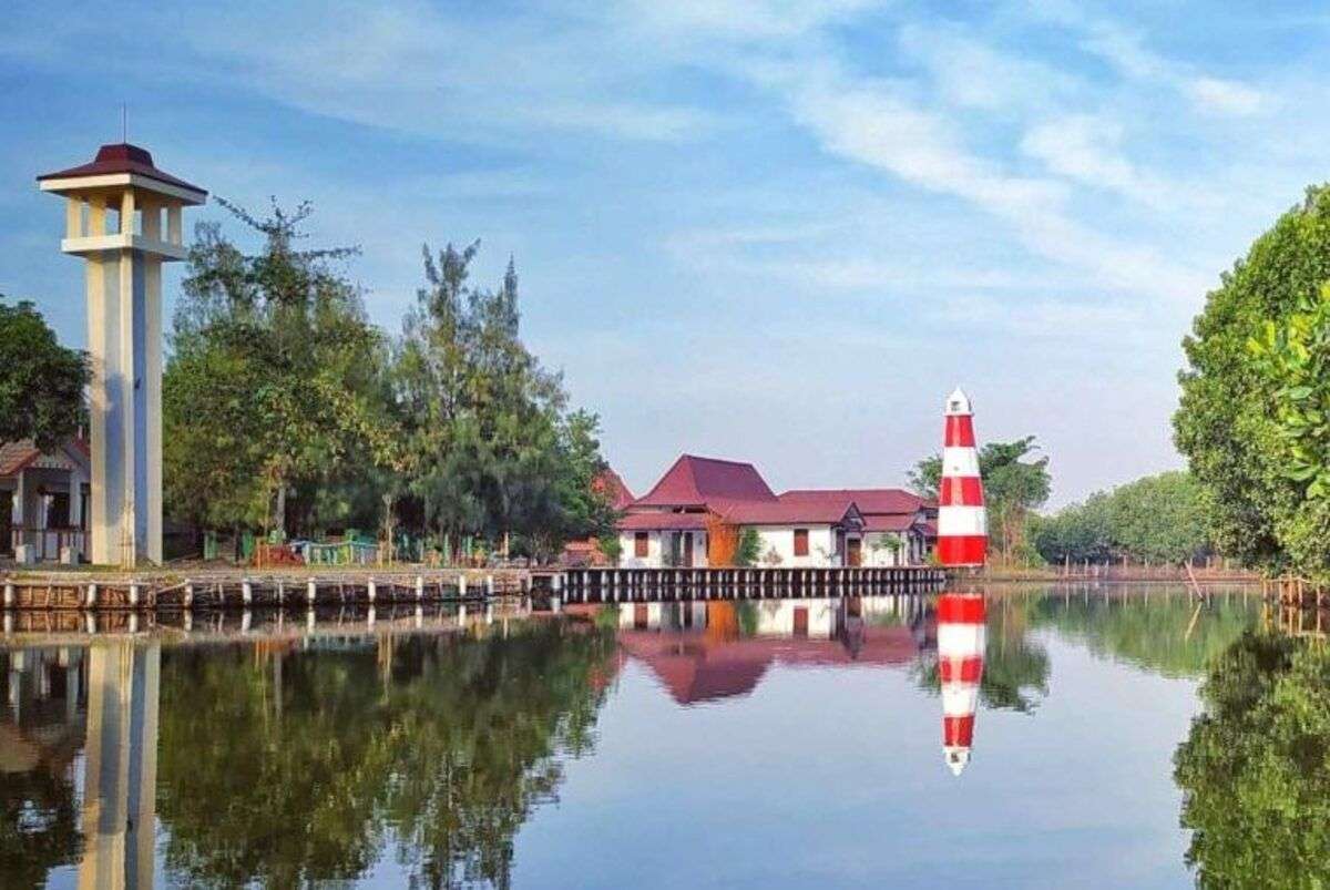 Menaiki Kereta Gantung