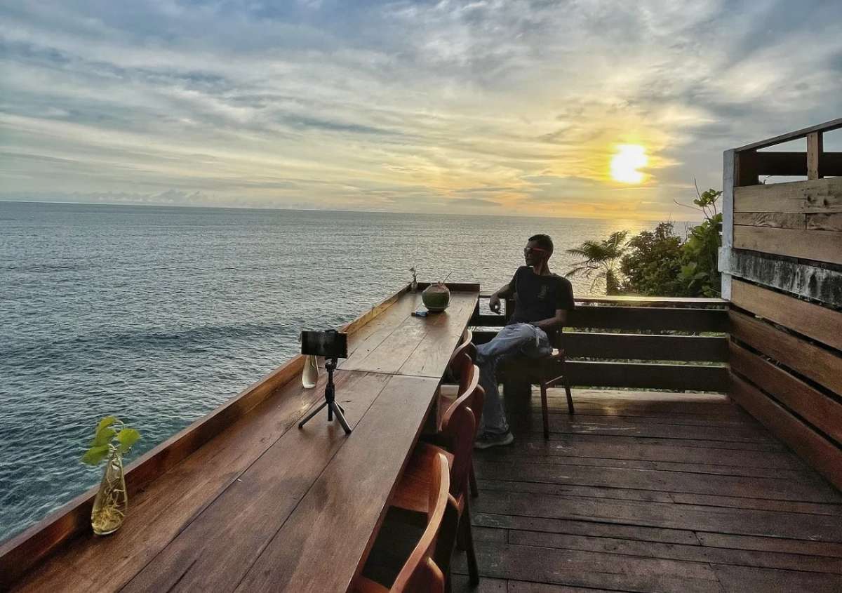 Menginap di Vila