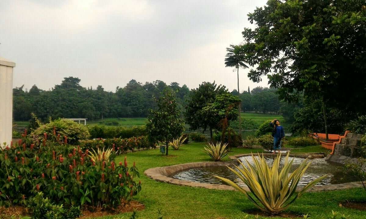 Menikmati Indahnya Danau