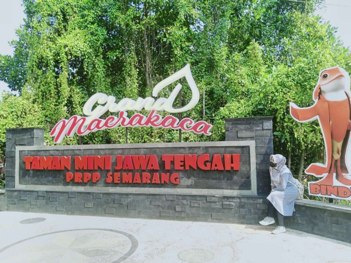 Menonton Pertunjukan di Gedung Opera