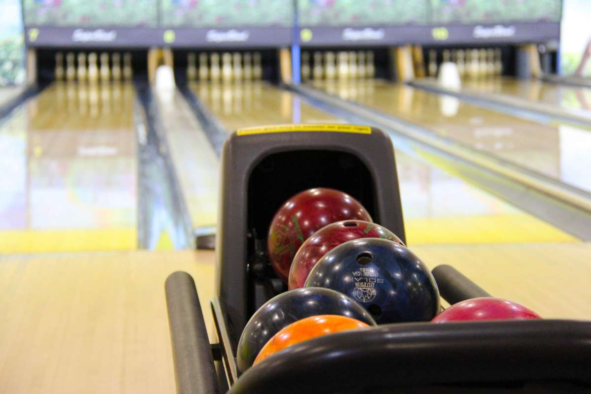 Menyalurkan Hobi Bermain Bowling