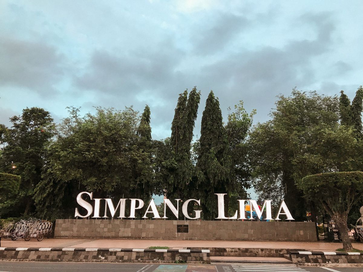 Biaya dan Jam Operasional Simpang Lima