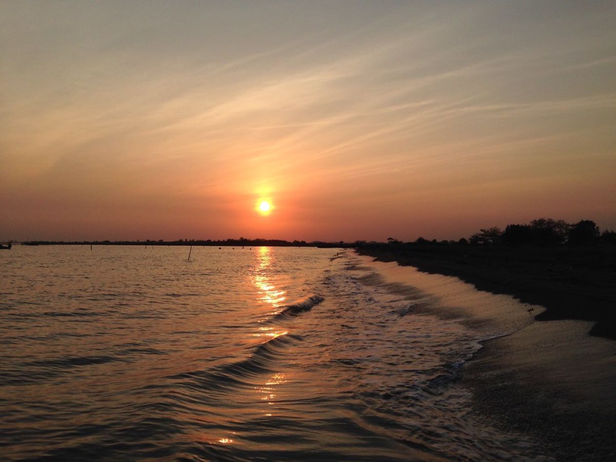 Daya Tarik Wisata Pantai Tirang