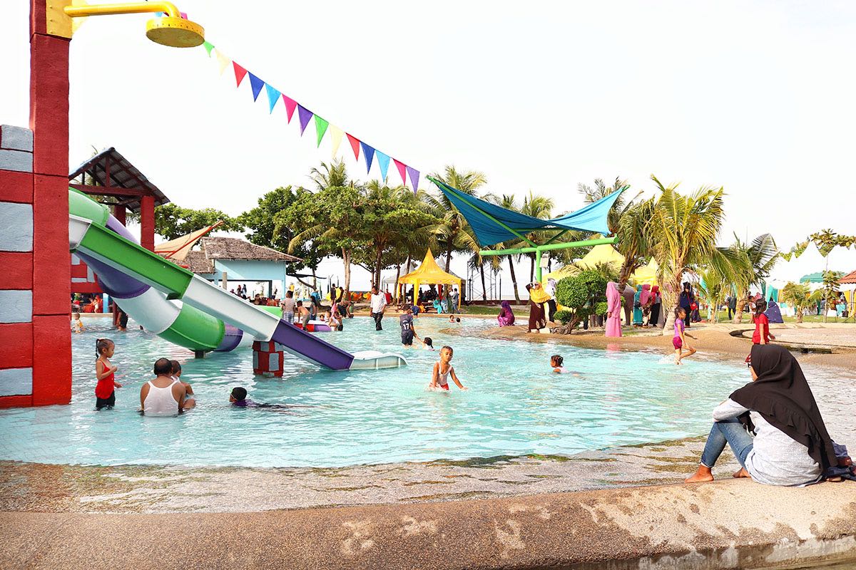 Kolam Renang Pantai Cermin Waterpark