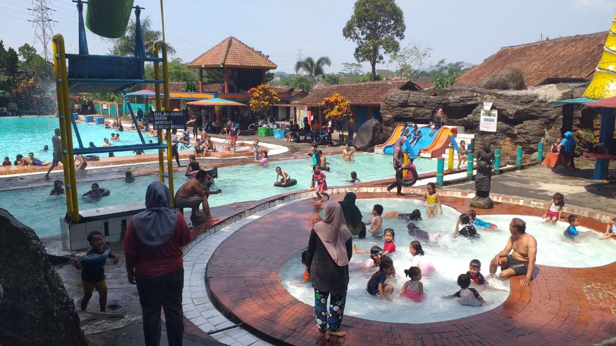 Kolam Renang Tirto Argo Siwarak