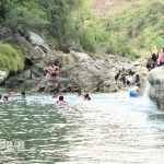 Pengunjung Bermain Berenang Sri Gethuk