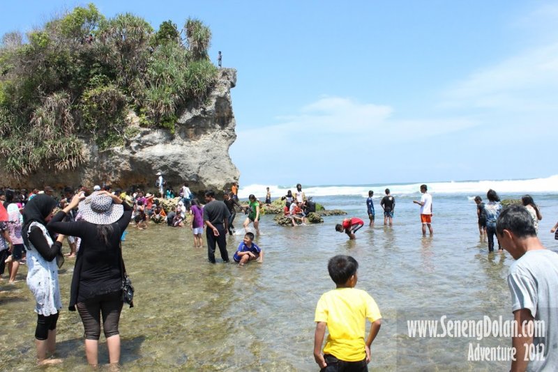 Pantai Indrayanti Ramai Pengunjung