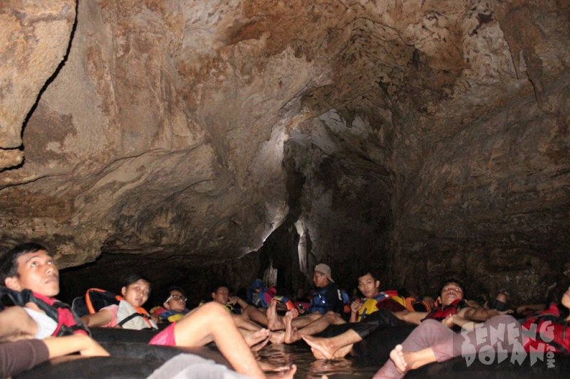 suasana di dalam goa