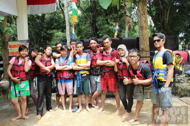 river tubing kali oyo pindul gunungkidul