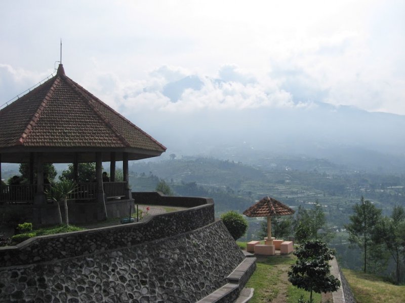 Asyiknya Menikmati Pemandangan Gunung di Ketep Pass