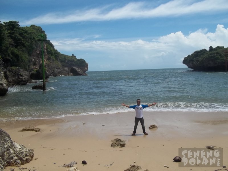 Menikmati Pemandangan Alam Pantai Gesing